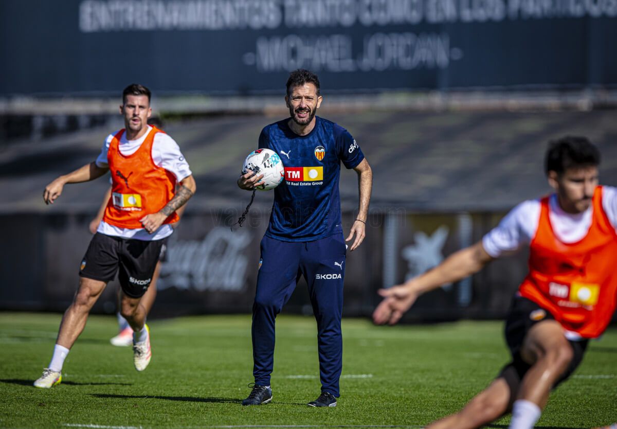 Carlos Corberán entrenando