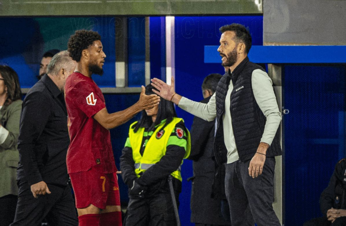  Carlos Corberán saluda a Danjuma