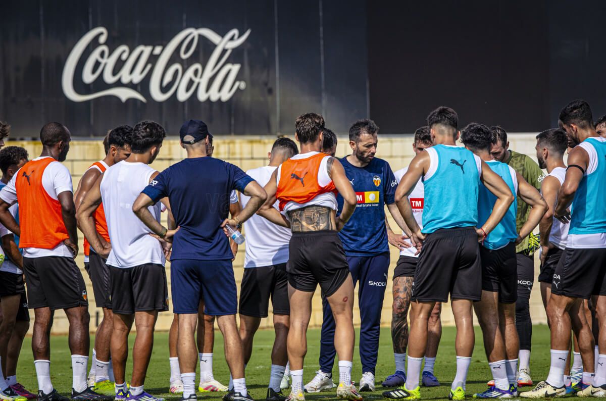  Carlos Corberán confirma las bajas de Dimitri Foulquier y Filip Ugrinic