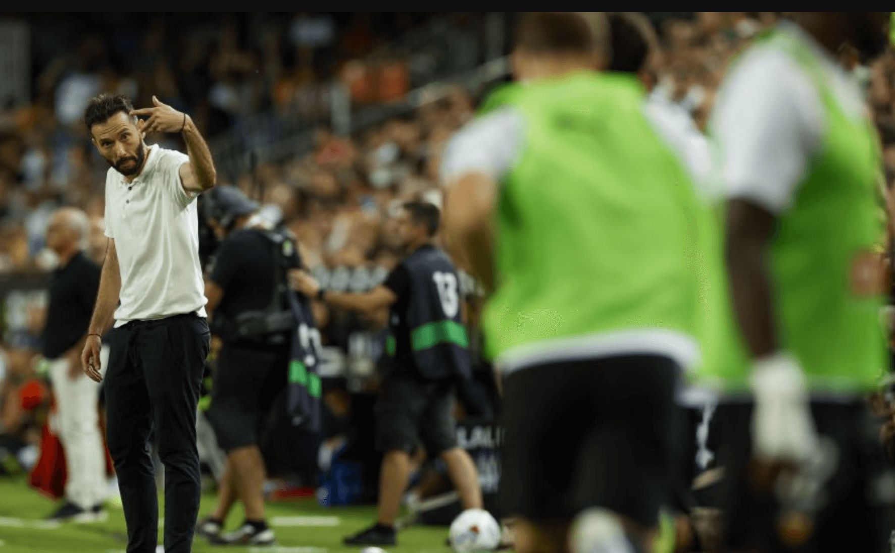 Carlos Corberán hace los cambios y llama a Largie Ramazani