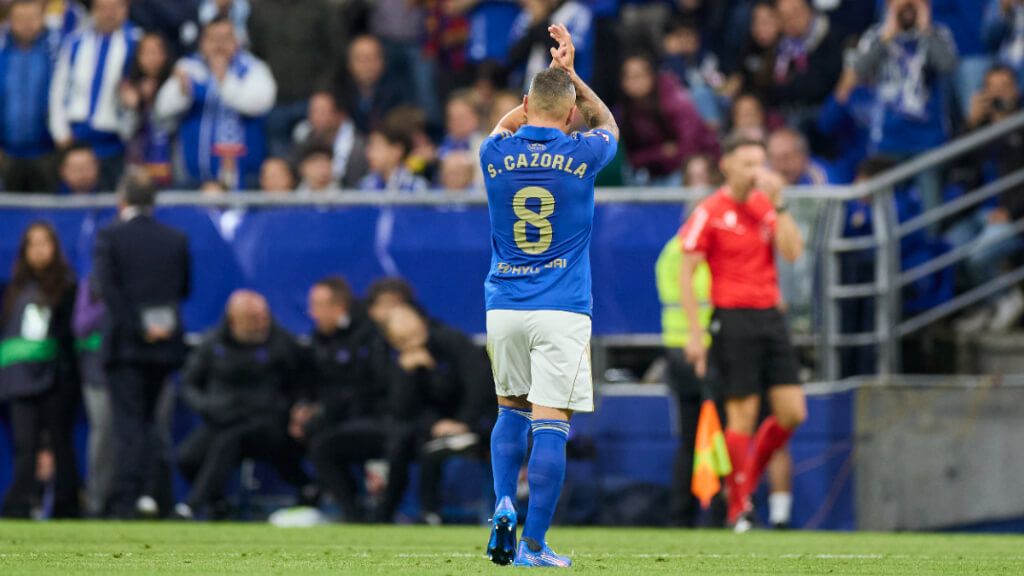  Santi Cazorla, ovacionado en el Carlos Tartiere (Europa Press)