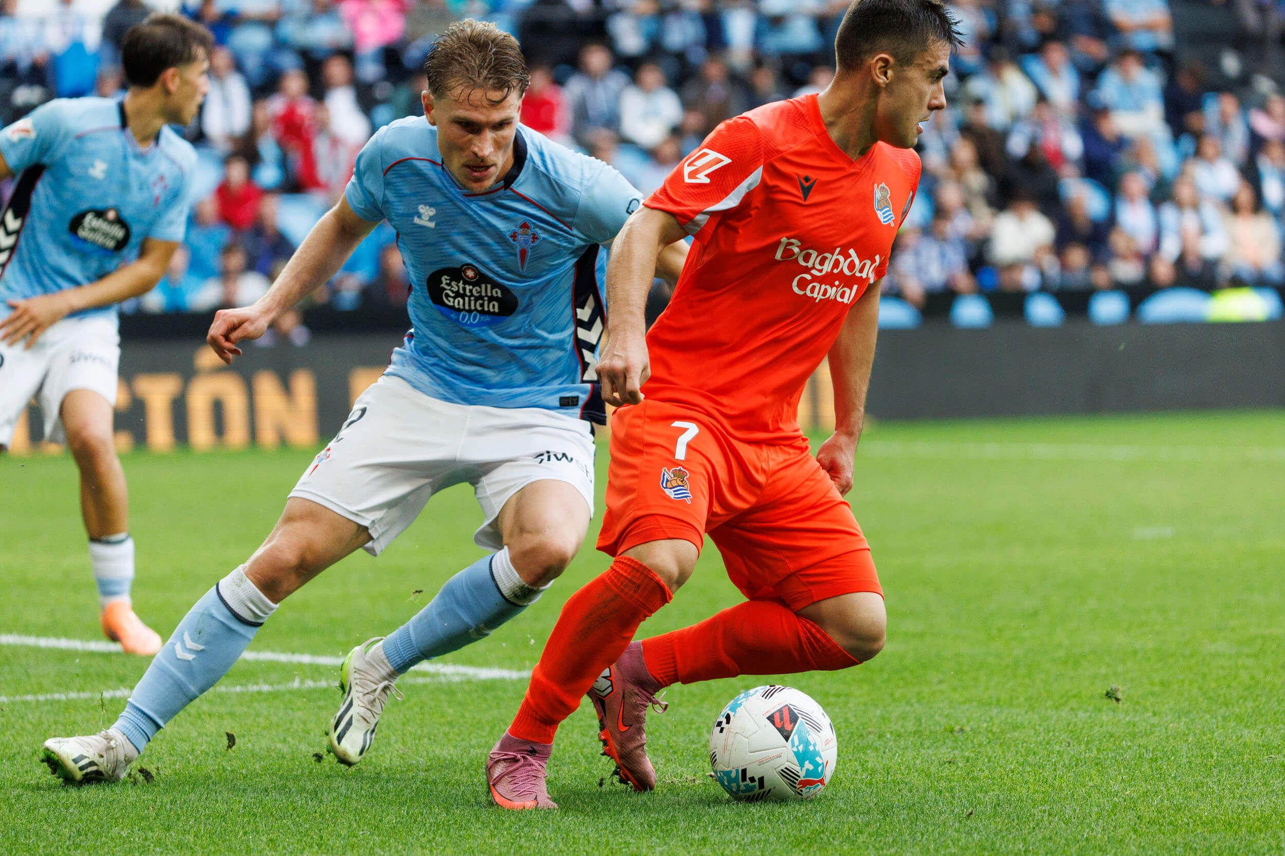 Carl Starfelt persigue a Barrenetxea en el Celta-Real Sociedad.
