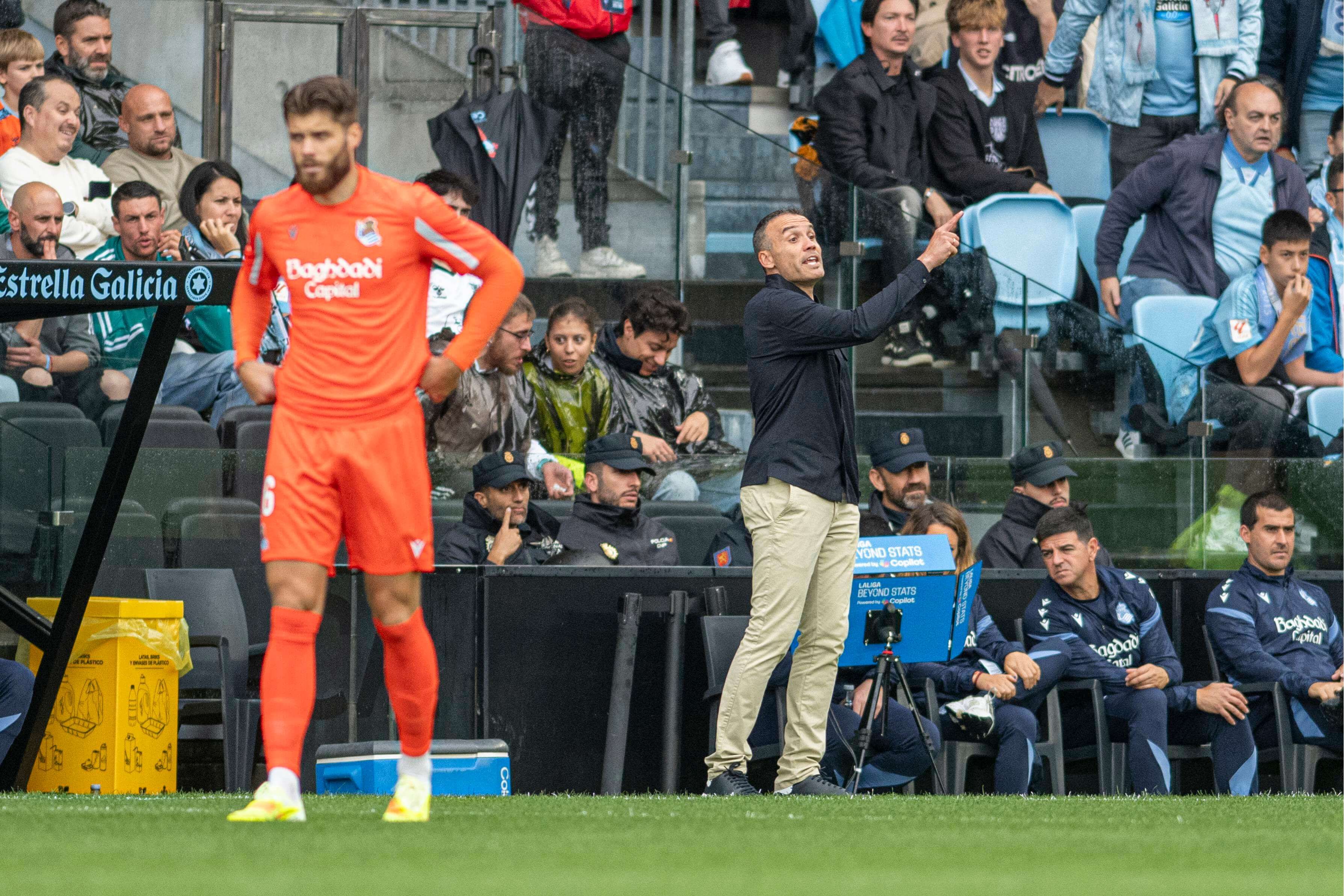  Sergio Francisco da instrucciones en el Celta-Real Sociedad.