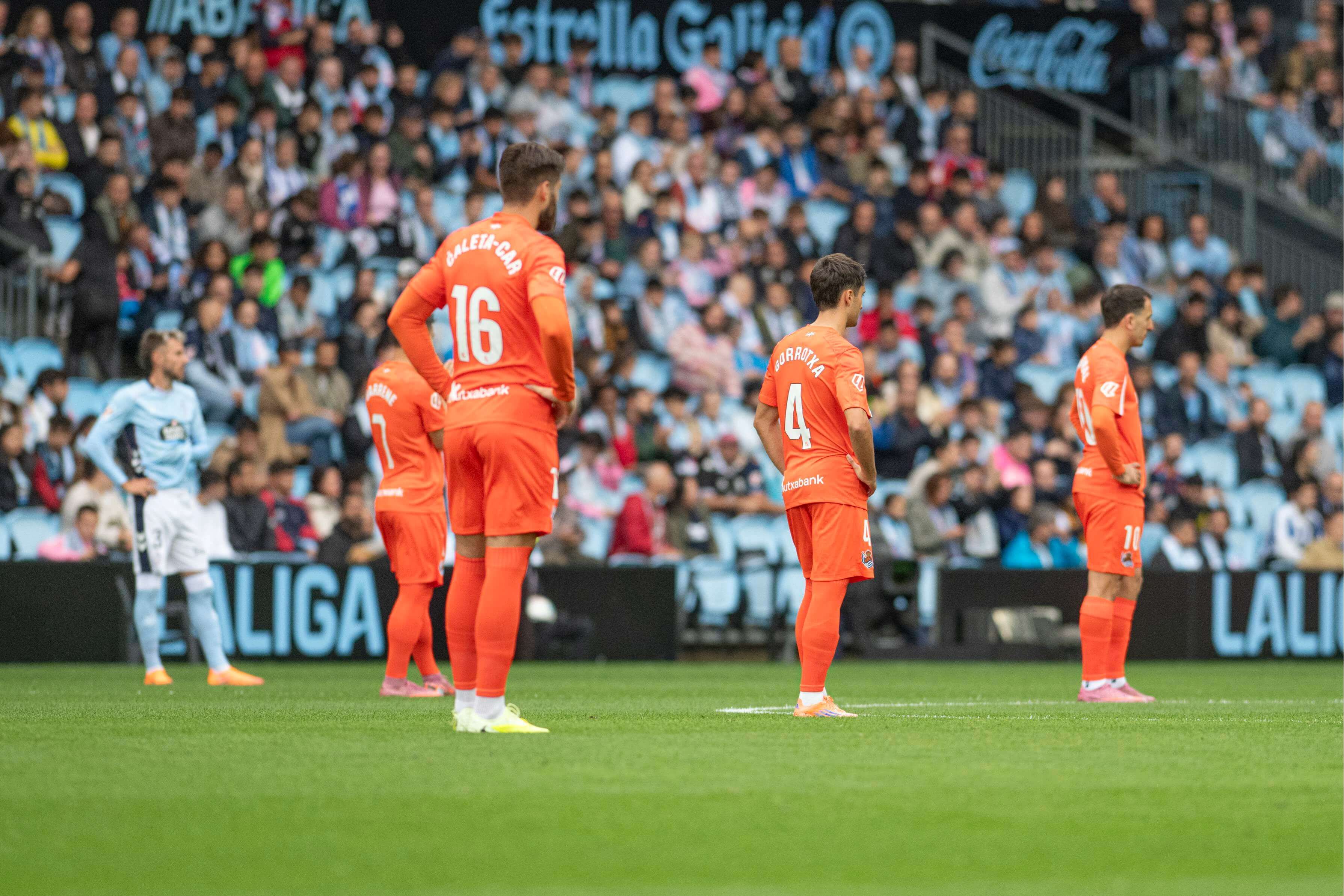  Los jugadores de la Real Sociedad, ante el Celta.