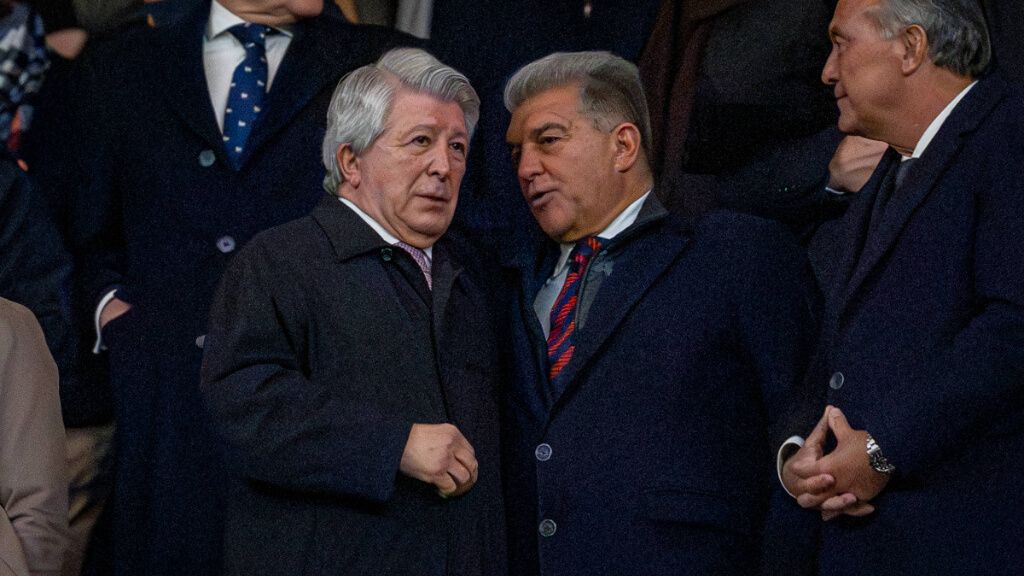 Enrique Cerezo y Joan Laporta en un partido (Cordon Press)