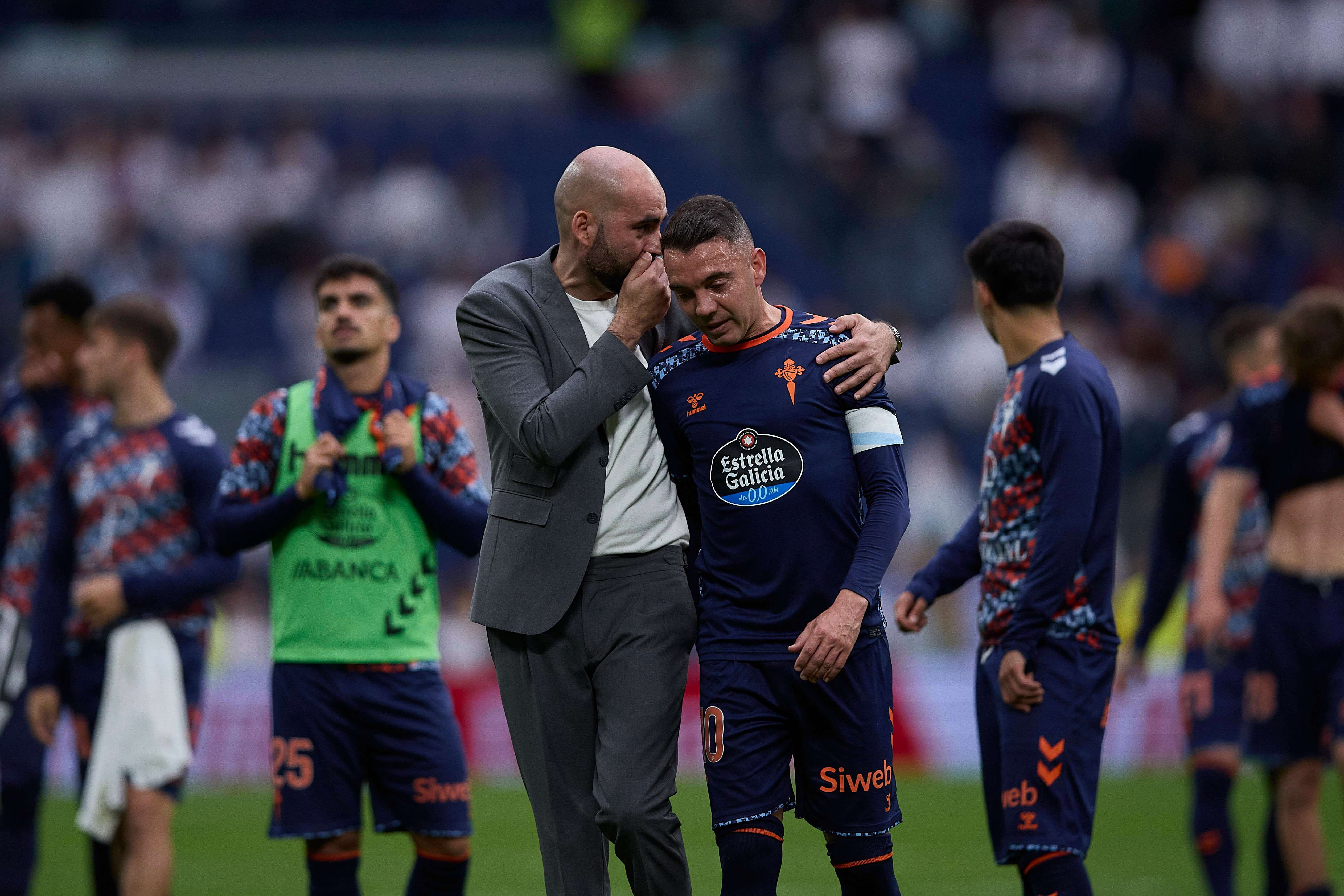 Claudio Giráldez charla con Iago Aspas tras un partido del Celta.