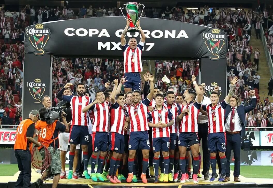  El Chivas de Matías Almeyda alza la Copa Corona MX en 2017.
