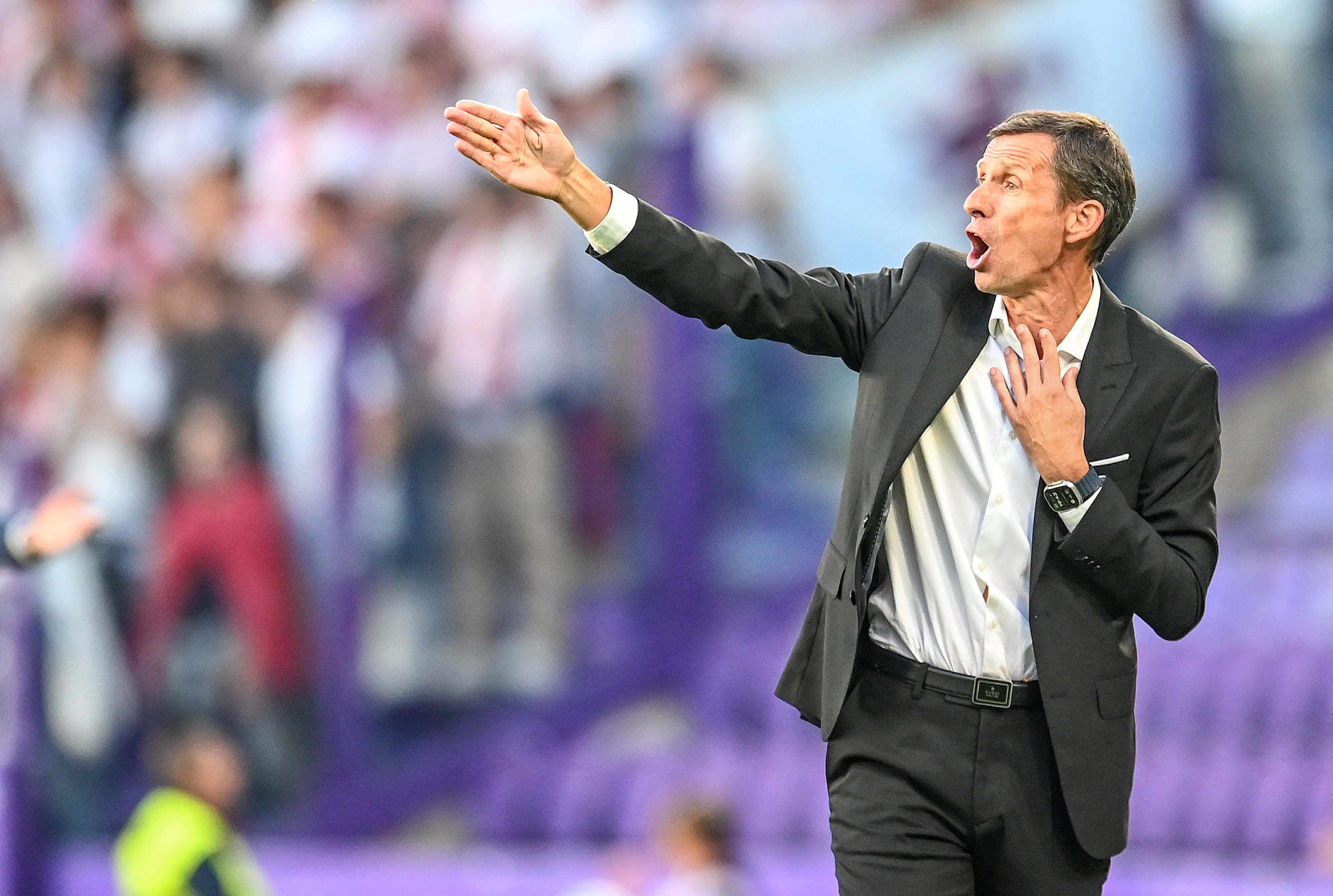 Cuco Ziganda da instrucciones durante el Valladolid-Cultural.