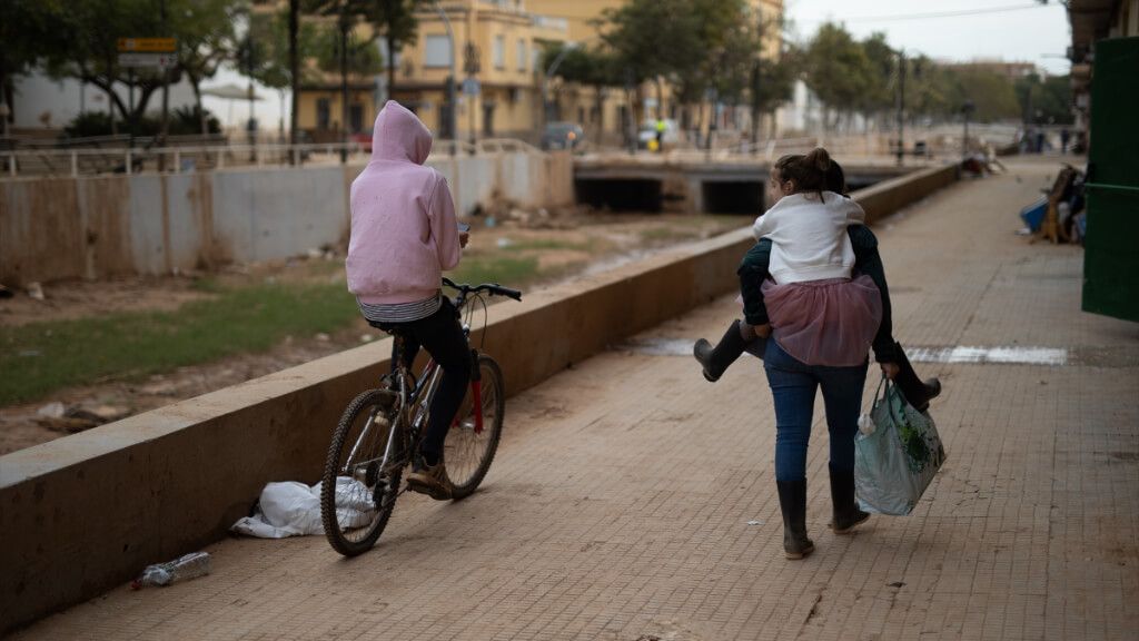  Varios niños pasean por una calle de Aldaia tras salir del colegio, días después de la DANA