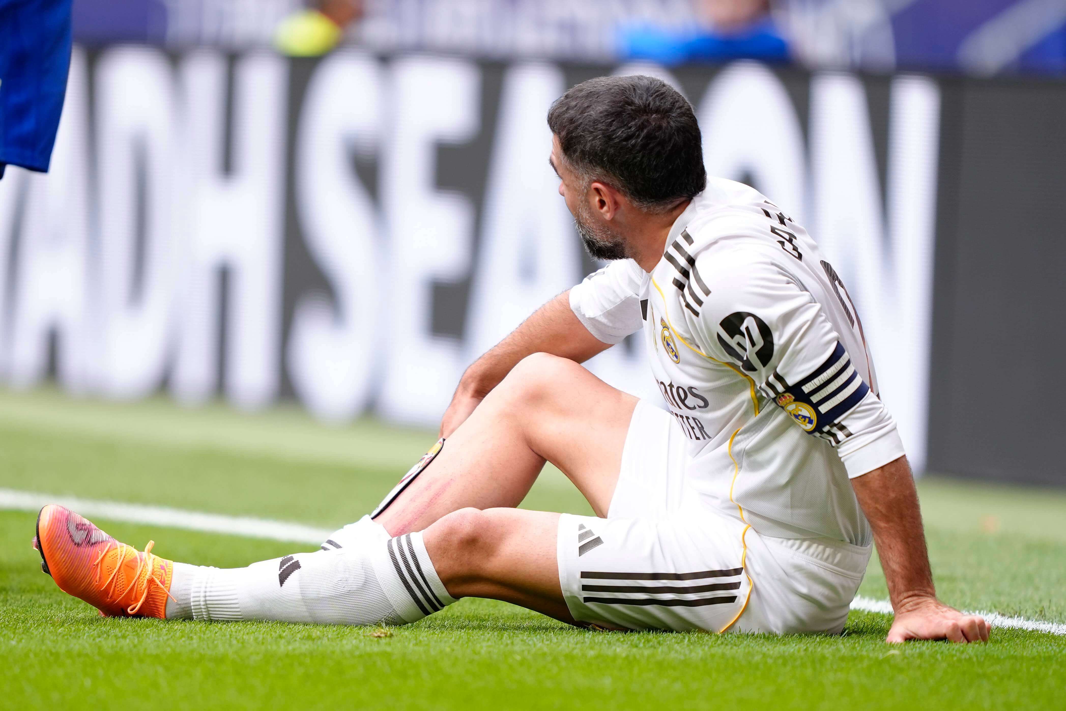 Dani Carvajal se duele del pisotón de Nico en el derbi.