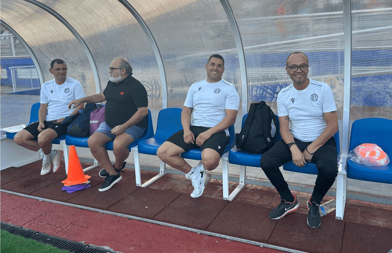 Dani, el segundo por la derecha, director deportivo del E1 sonríe desde el banquillo