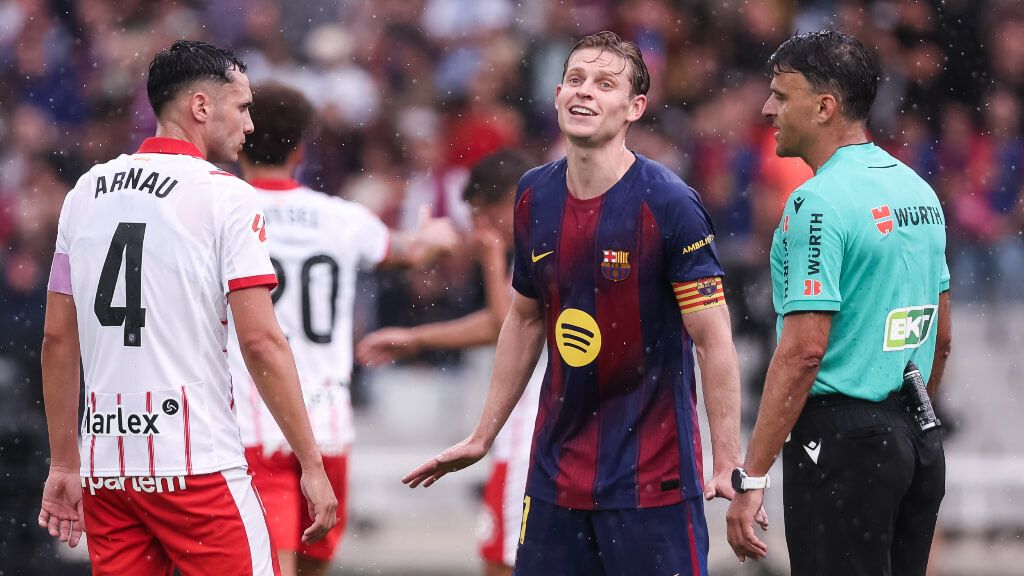 Gil Manzano hablando con De Jong y Arnau Martínez (Fuente: Europa Press)