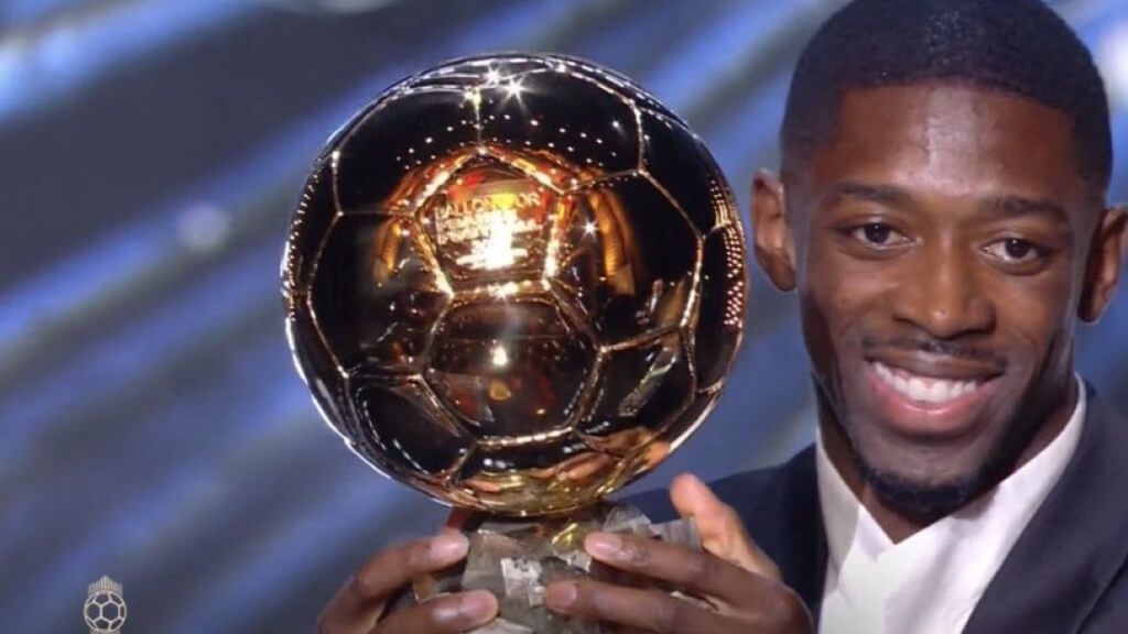 Dembélé posando con el Balón de Oro (Movistar)