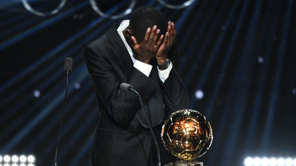  Dembélé con el Balón de Oro emocionado (Cordon Press)