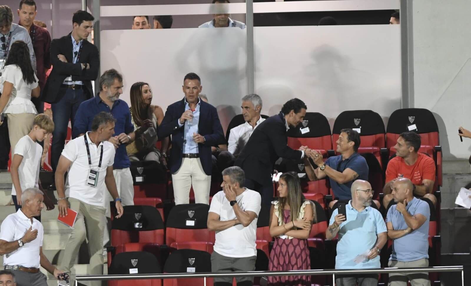 Matías Almeyda y Del Nido Carrasco se saludan en el palco del derbi chico.