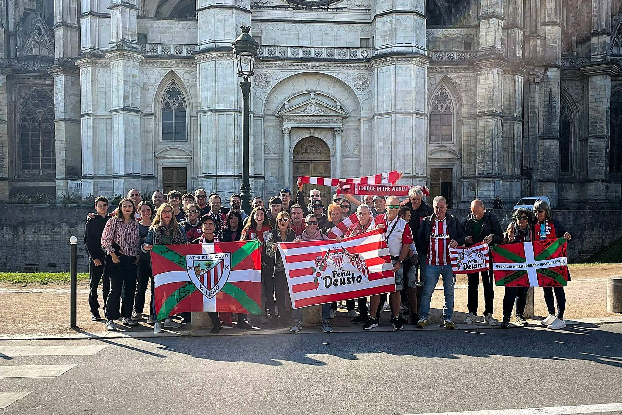 La Peña Deusto del Athletic Club, camino del partido anterior de la Champions League en Dortmund.