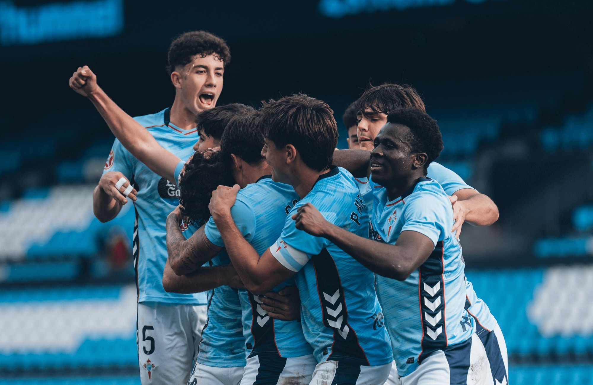 El Celta Fortuna celebra un gol ante el Racing de Ferrol.