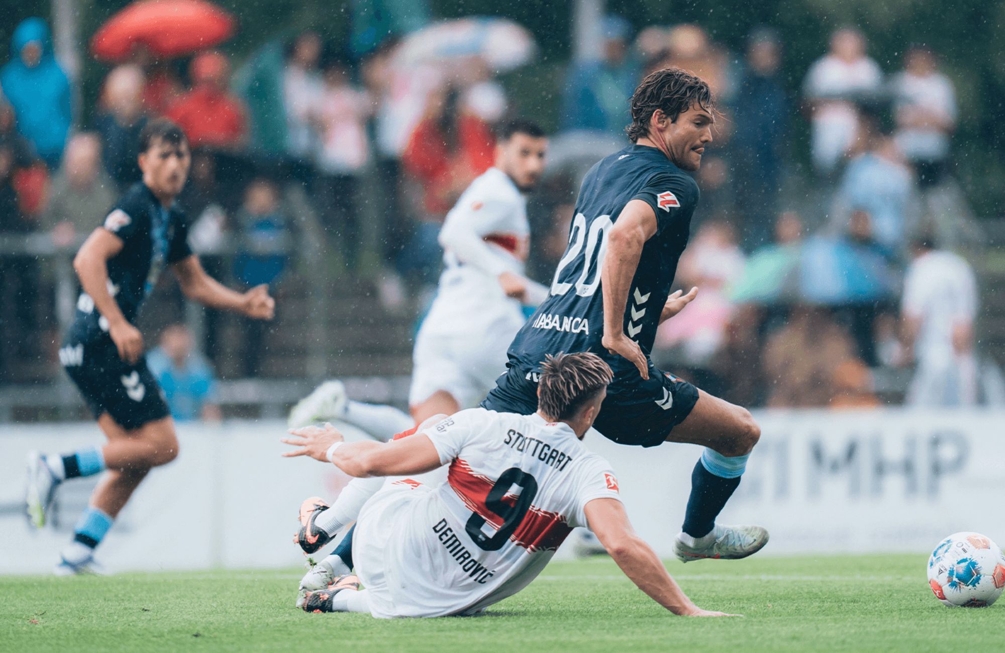  Marcos Alonso ante Demirovic.