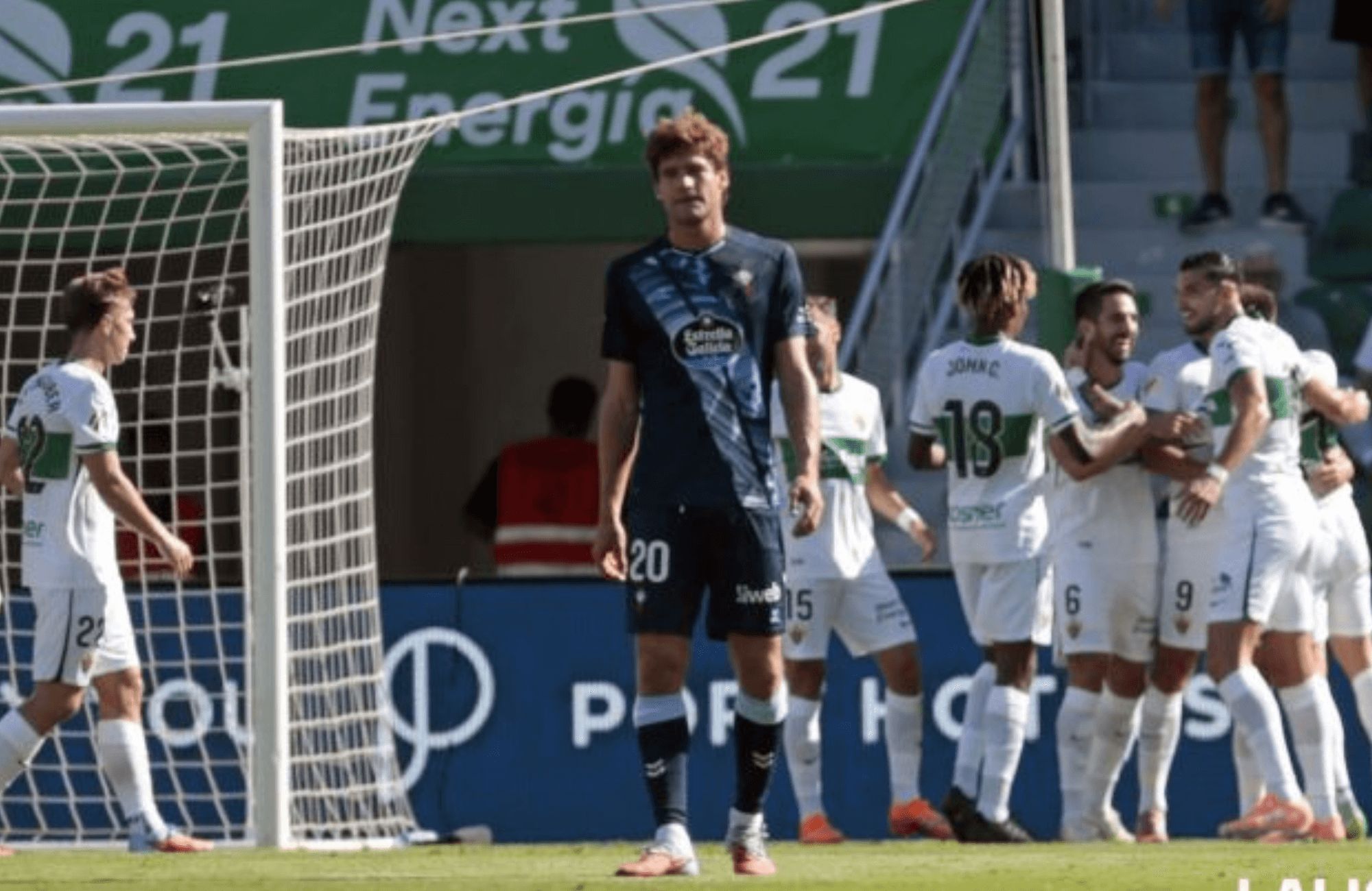  Marcos Alonso se lamenta del gol del Elche.