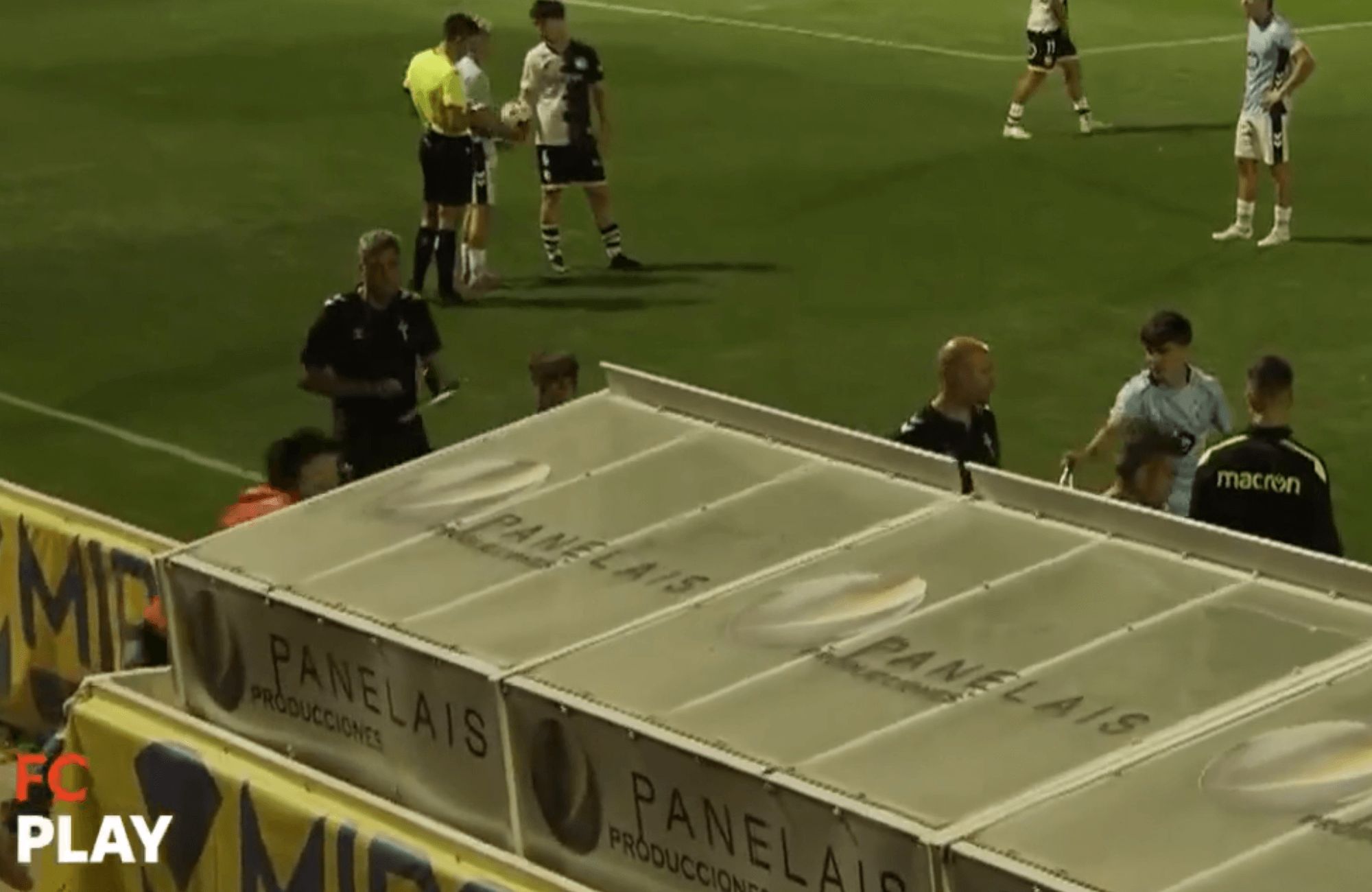  Momento del escupitajo al banquillo del Celta Fortuna.