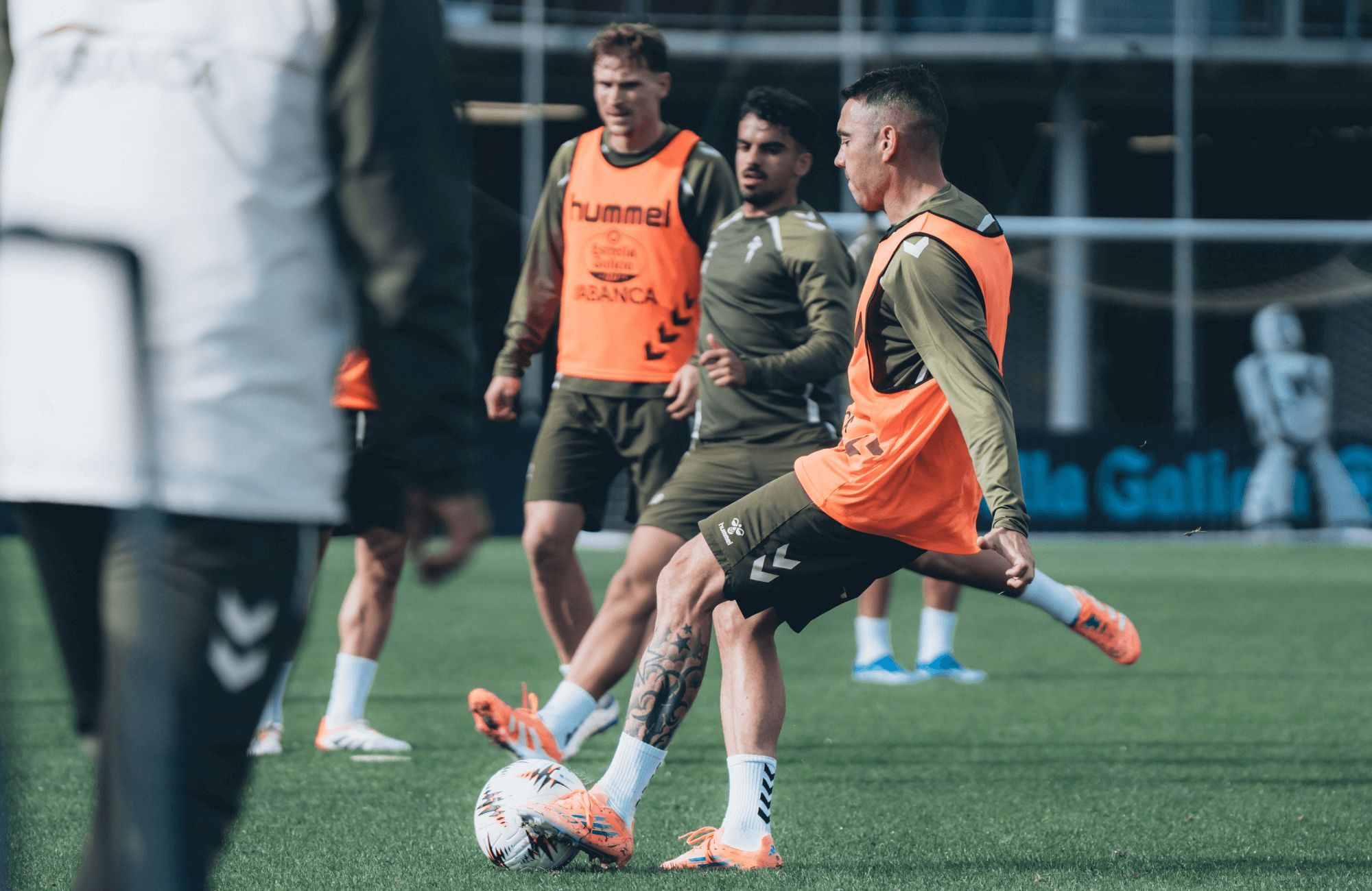  Iago Aspas ante Damián Rodríguez en Afouteza.