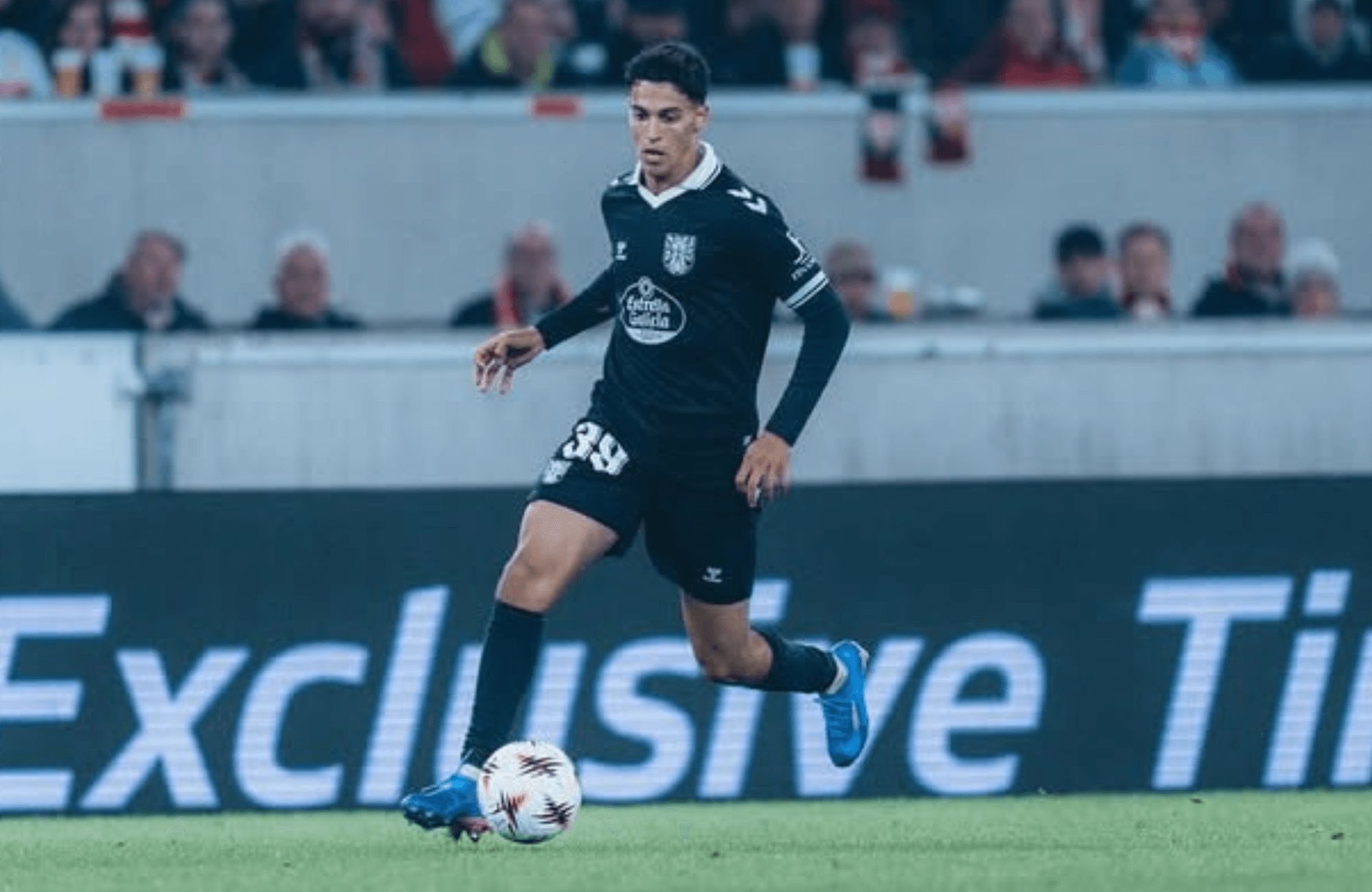 Jones El-Abdellaoui ante el Stuttgart.