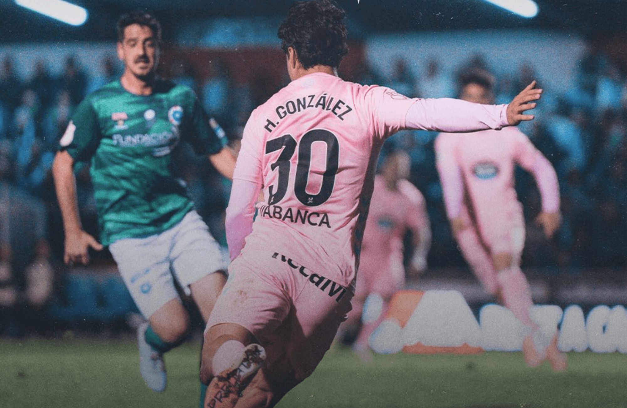 Hugo Álvarez intenta un remate.