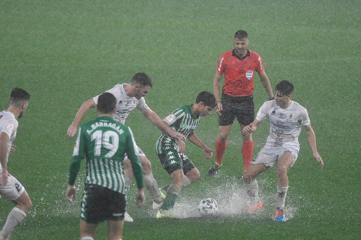  Lainez entre dos jugadores del Antoniano en el partido de la Copa del Rey.