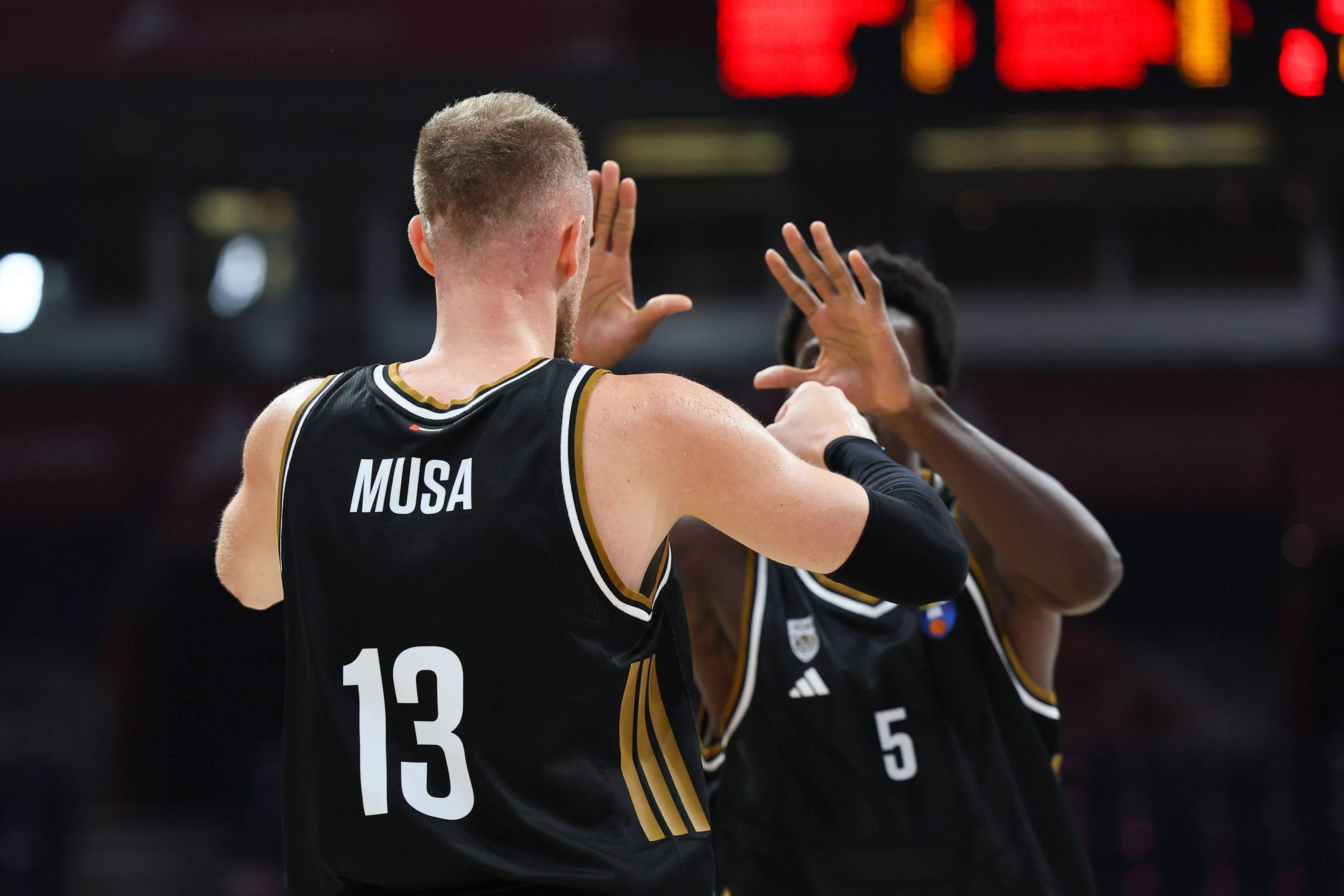 Dzanan Musa en un partido con el Dubai BC