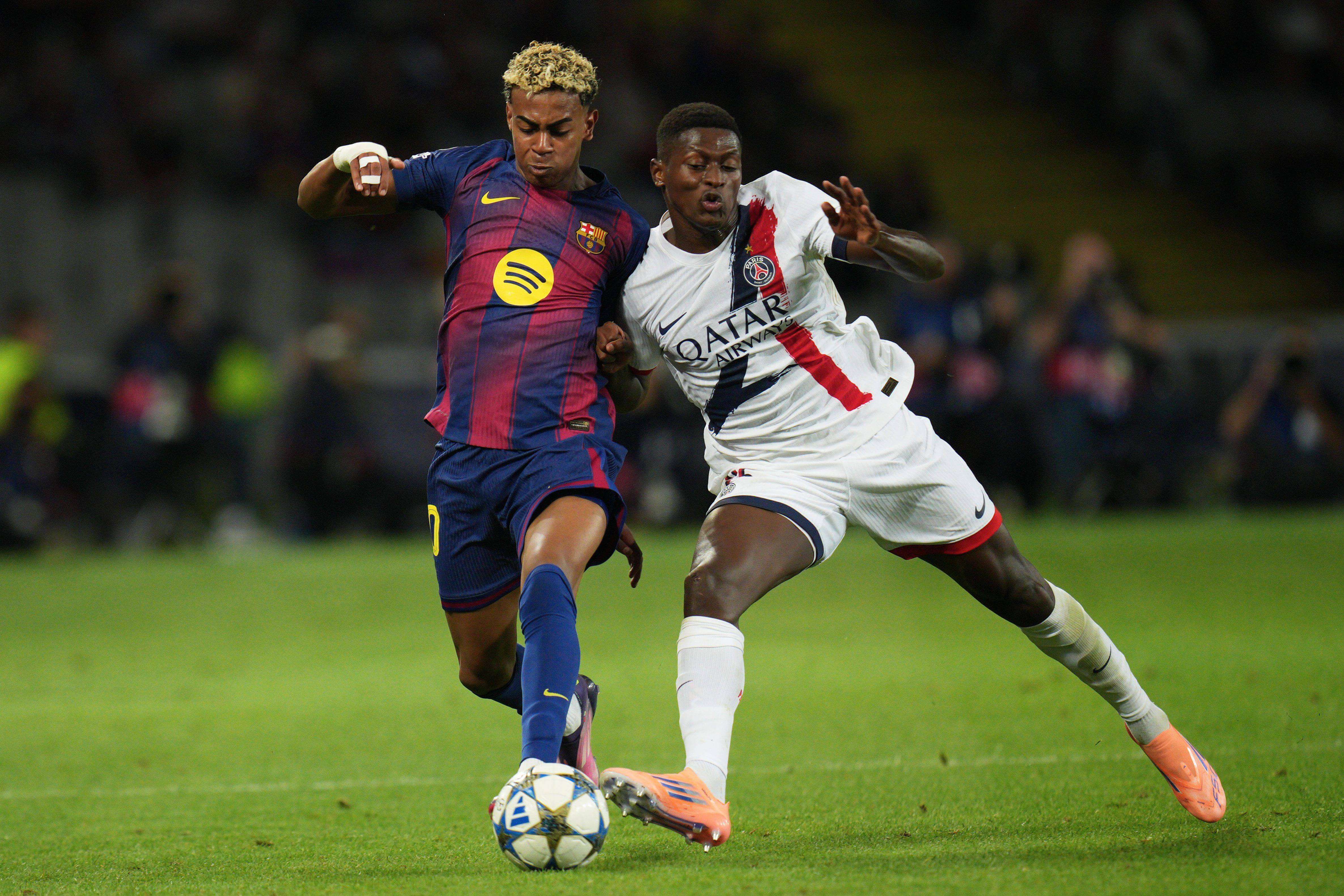 Lamine Yamal disputa un balón con Nuno Mendes. Fuente CordonPress.