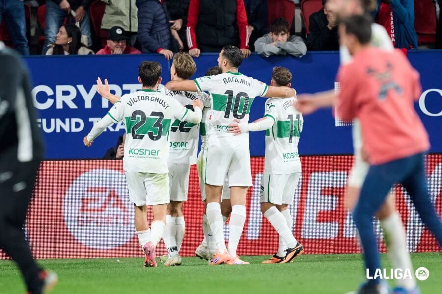  Rafa Mir, junto a compañeros del Elche, celebra el tanto de Pedrosa en El Sadar.