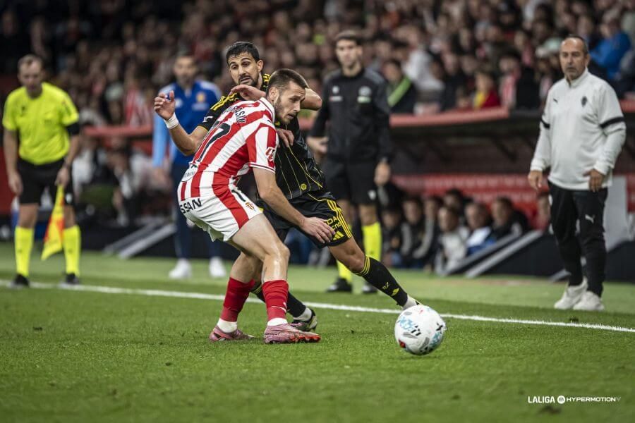  Carlos Pomares ante el Sporting.