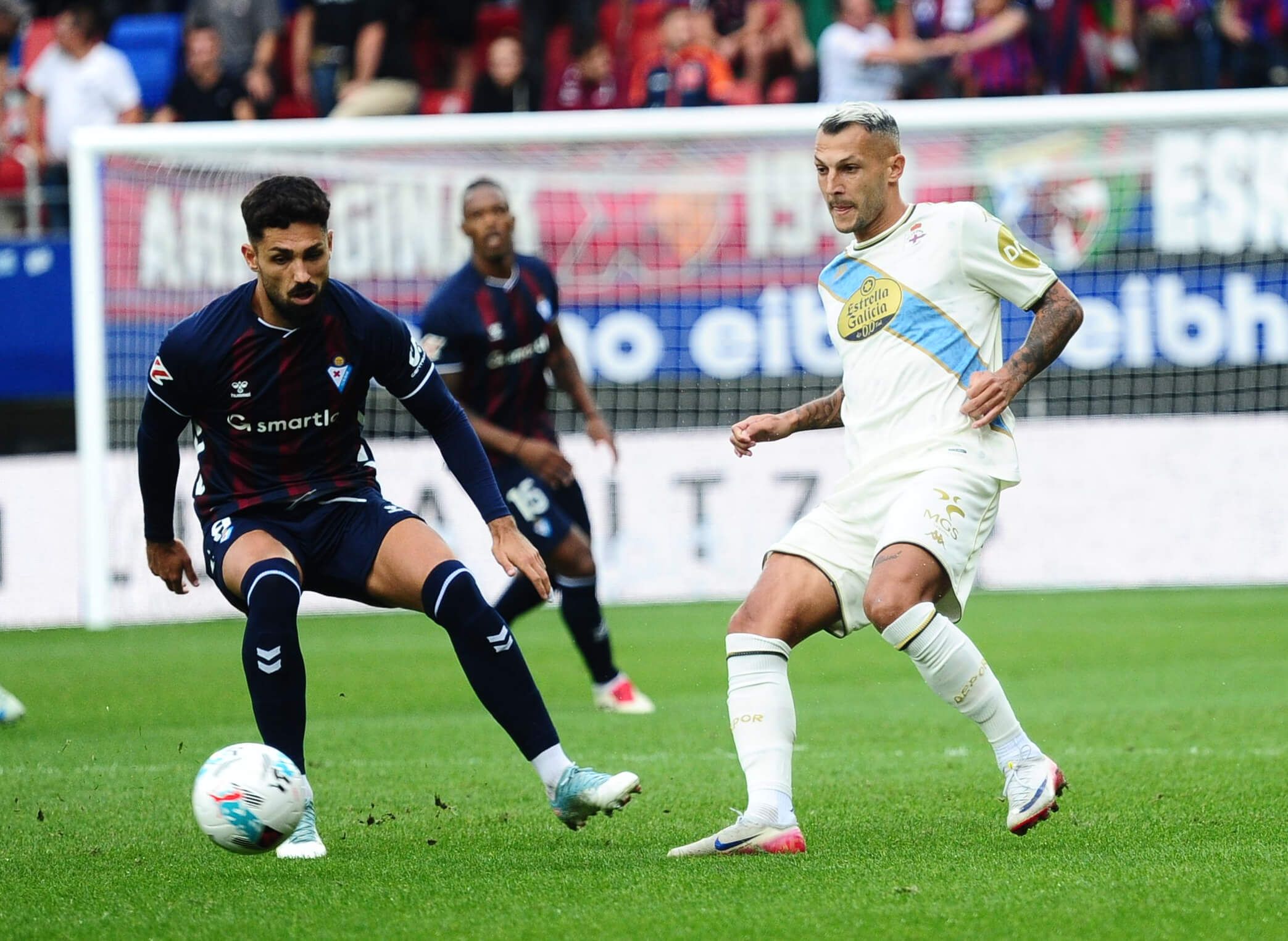  Stoichkov da un pase en el Eibar-Deportivo.