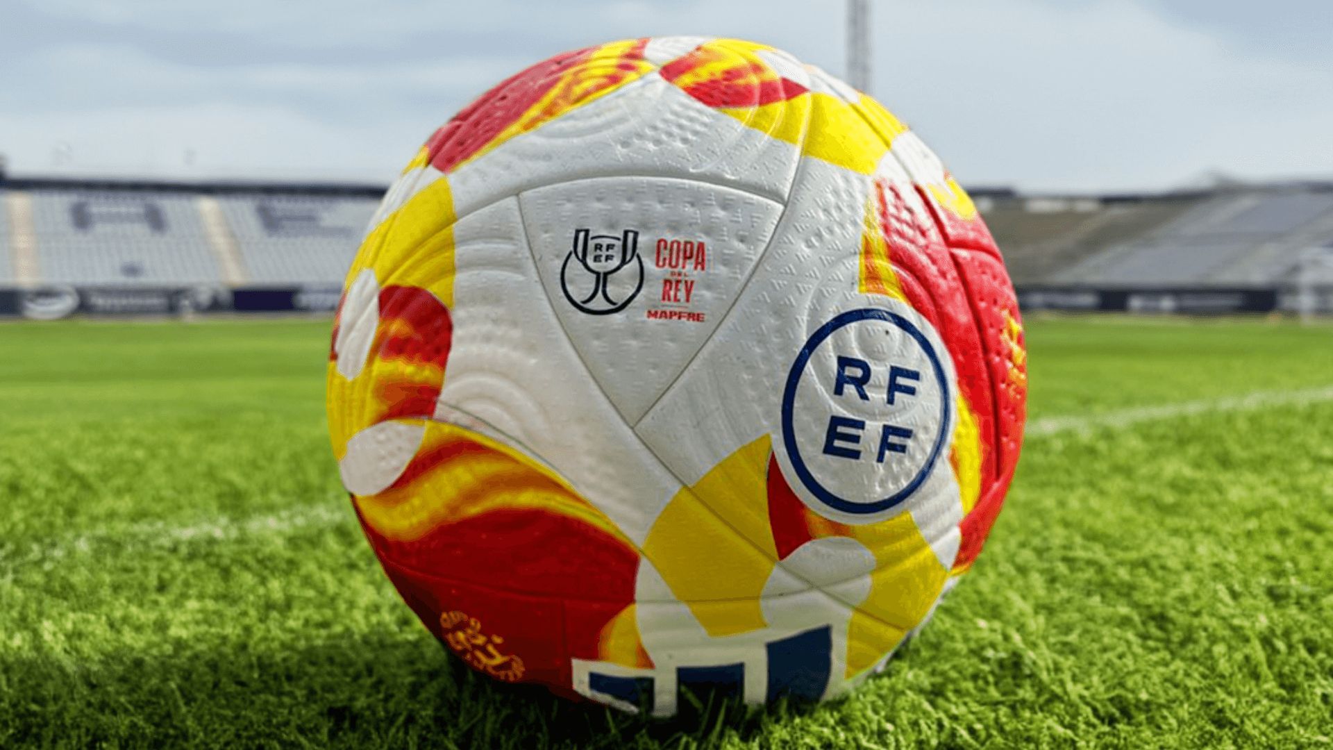  El balón de la Copa del Rey, en La Victoria.