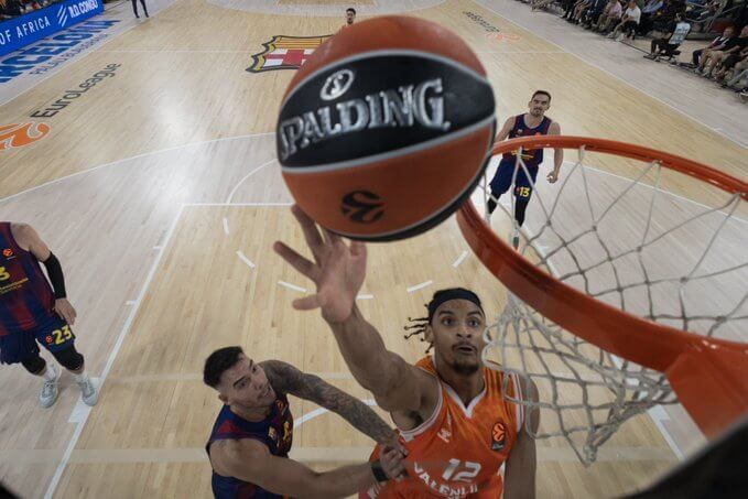  El Barça frena al Valencia Basket con un esfuerzo titánico (108-104)
