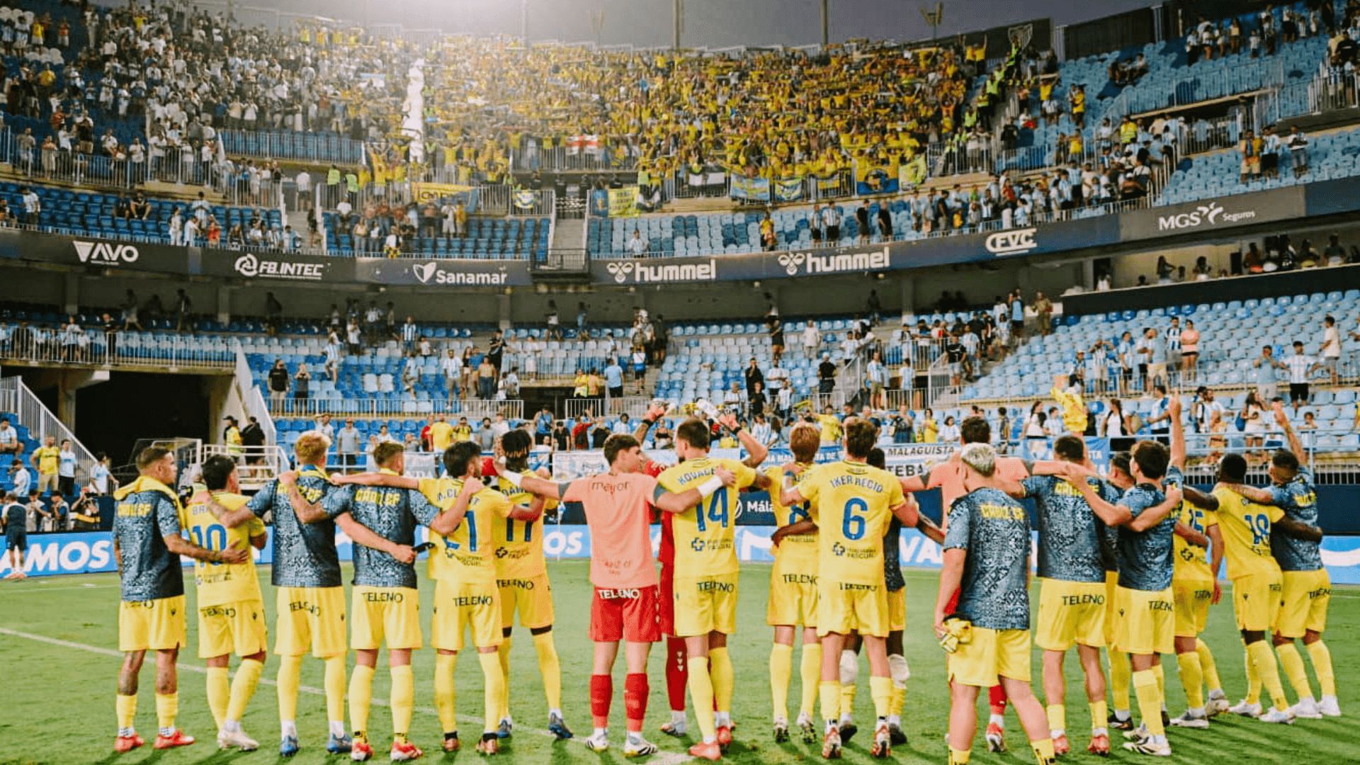  El Cádiz celebra el triunfo en Málaga con su afición.