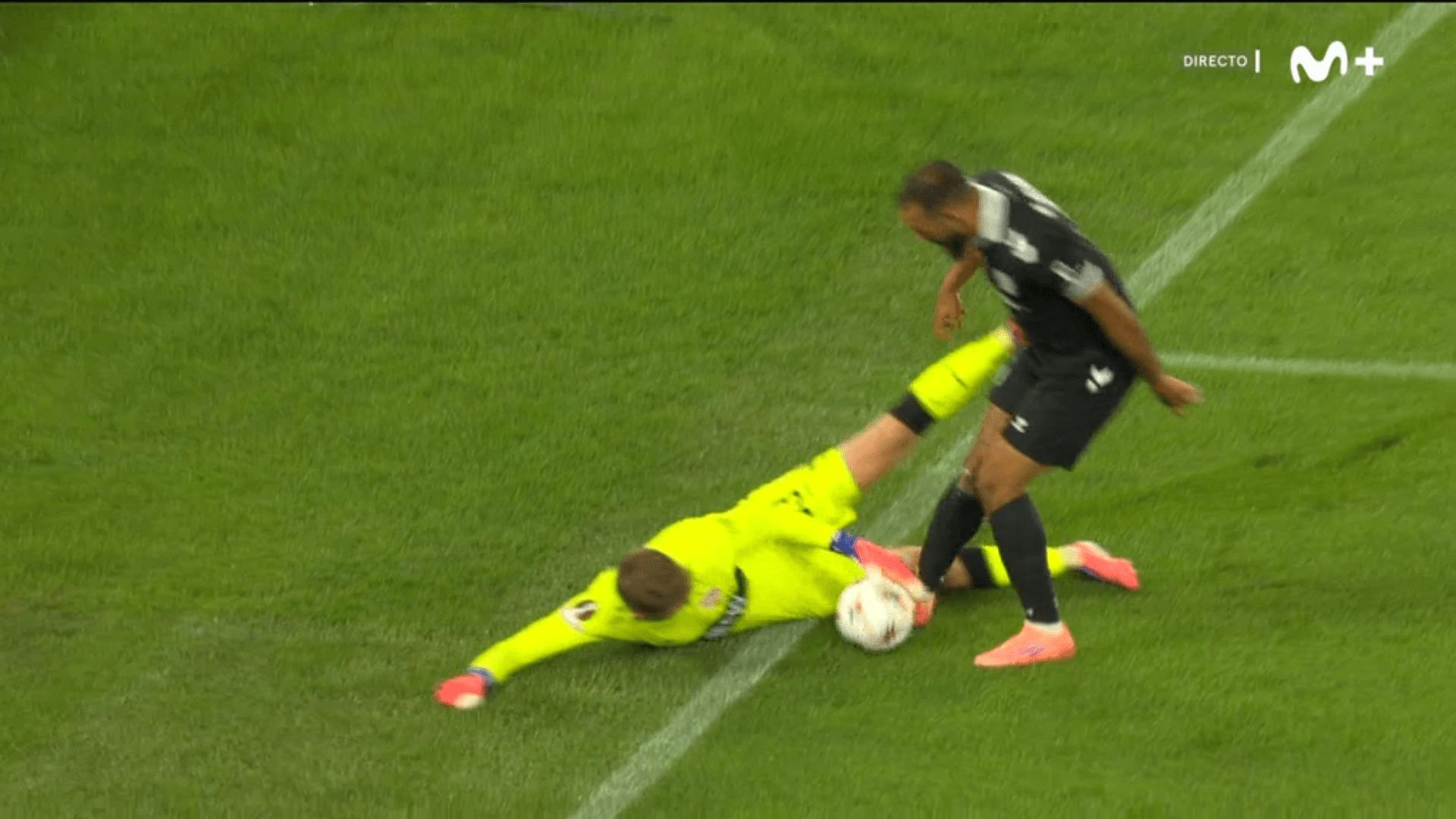 El gol anulado a Borja Iglesias en el Stuttgart-Celta.