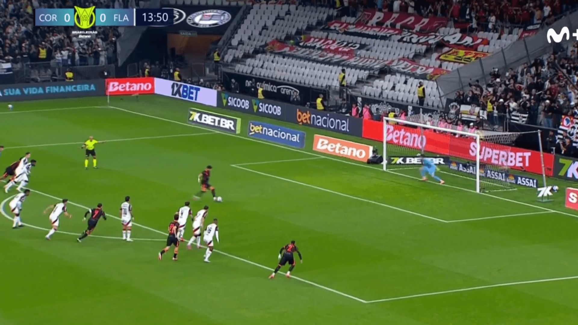  El lanzamiento de Yuri Alberto que paró Rossi en el Corinthians-Flamengo.