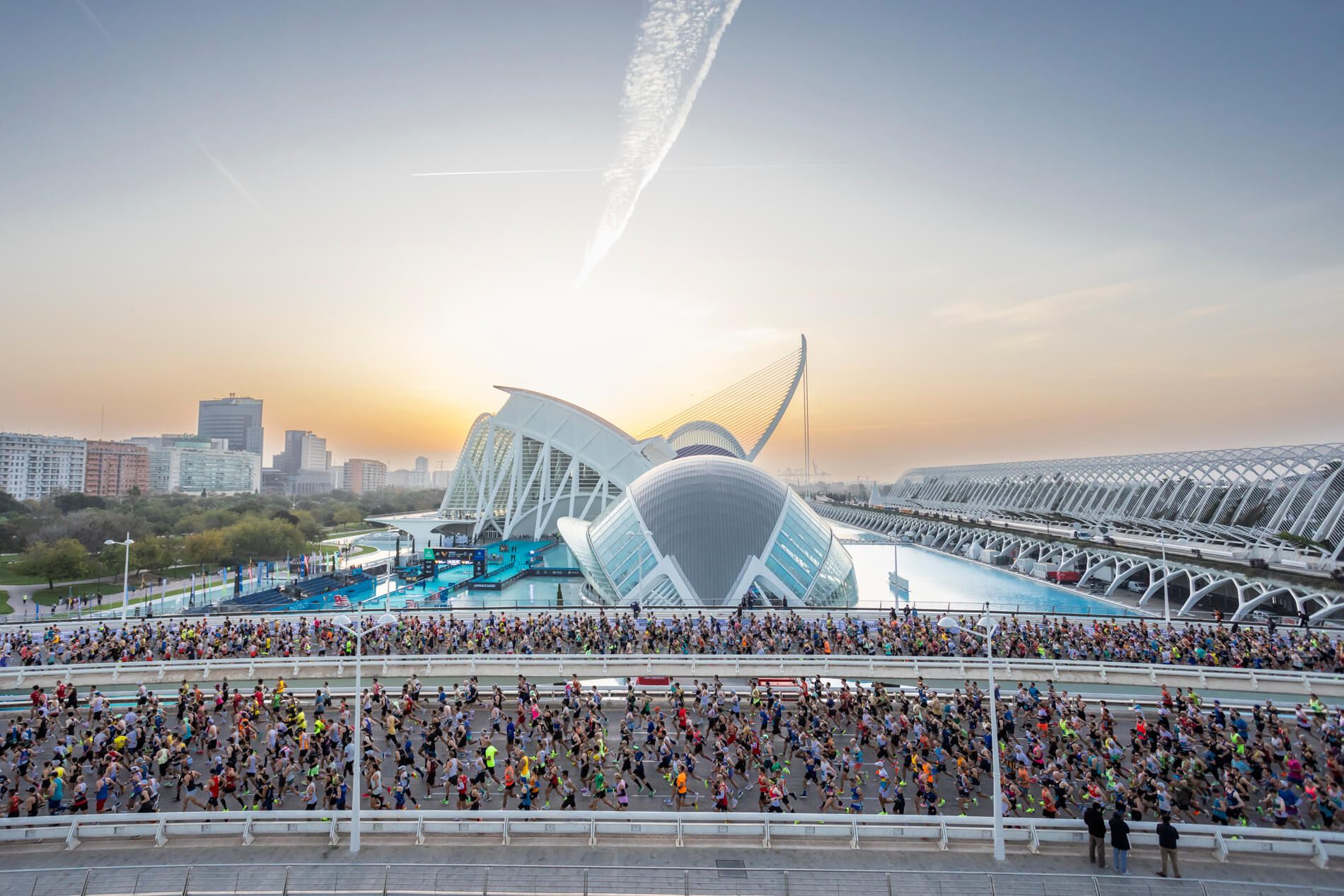 El Maratón Valencia saca a las calles a decenas de miles de valencianos y coincide con el Valencia - Sevilla