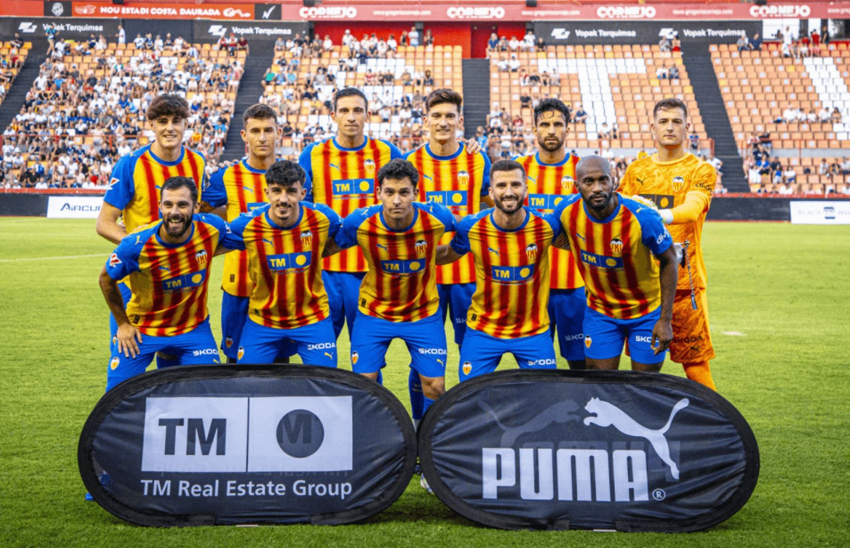 El Valencia CF con la Senyera