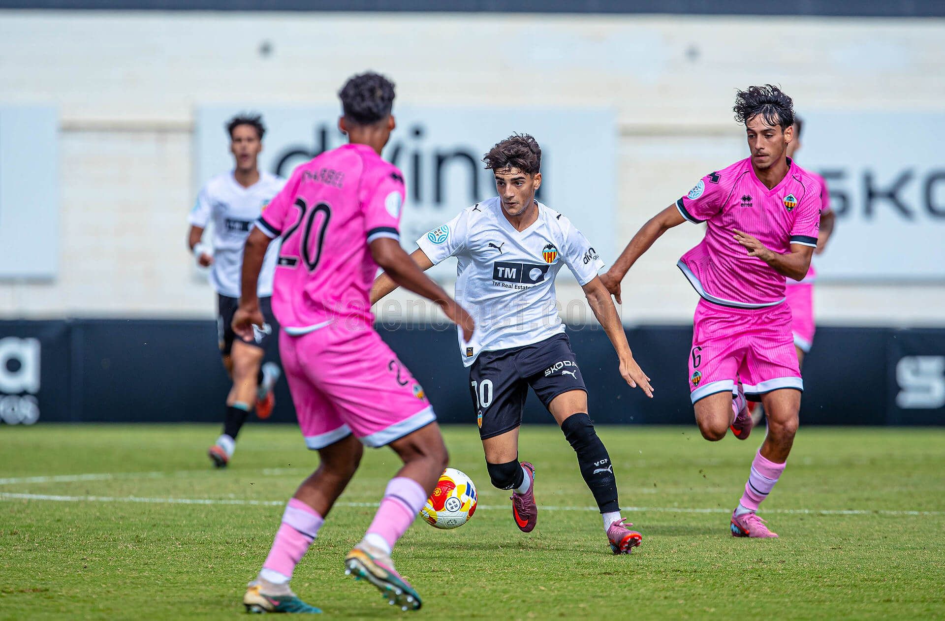  El VCF Mestalla salva los muebles in extremis ante el Castellón B