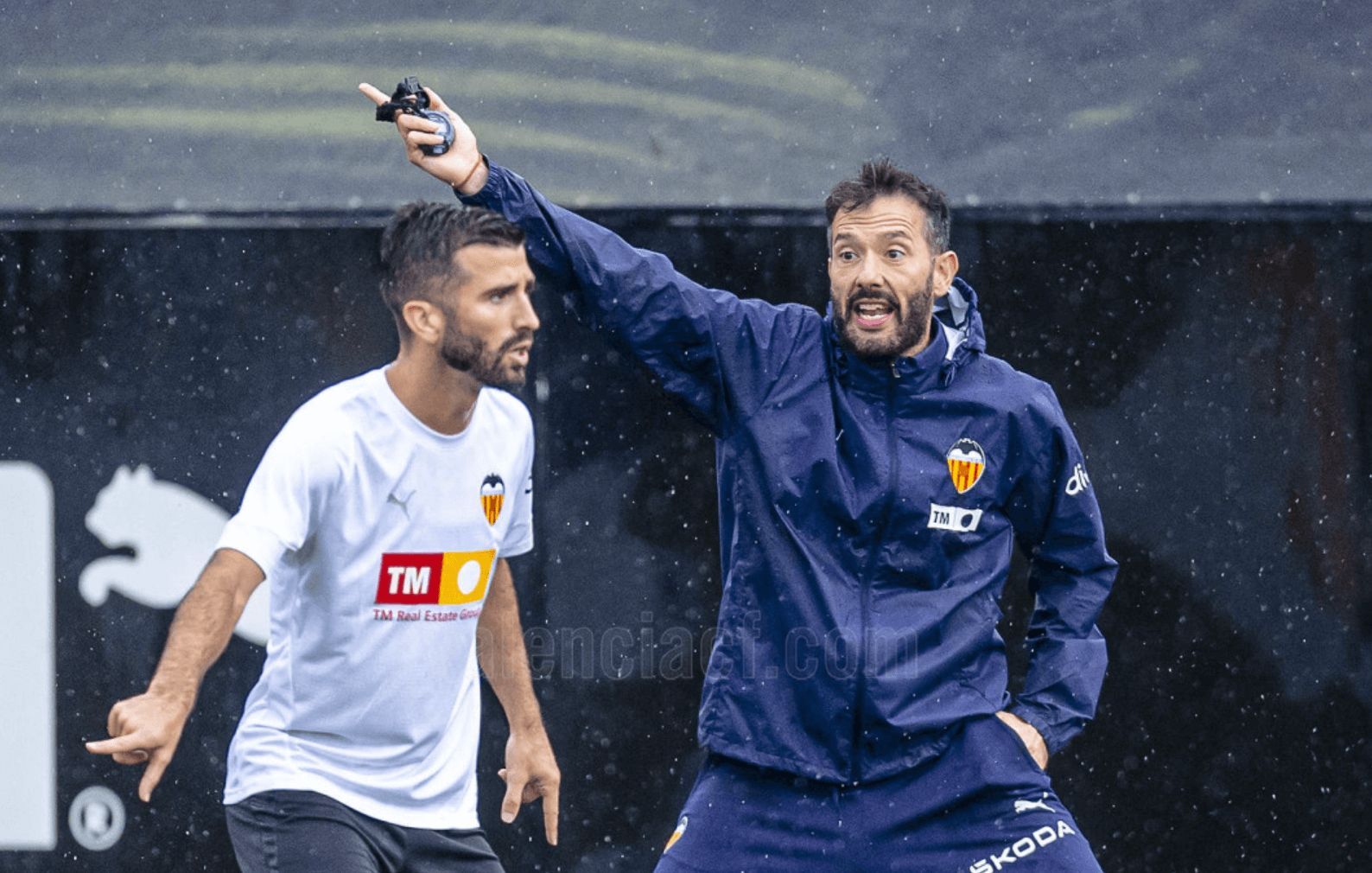  Entrenamiento del Valencia CF bajo la lluvia