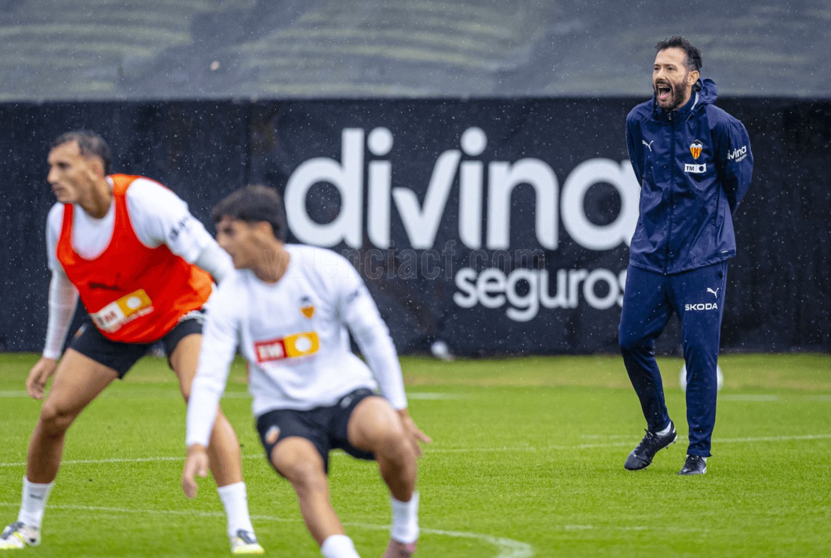 Entrenamiento del Valencia CF bajo la lluvia