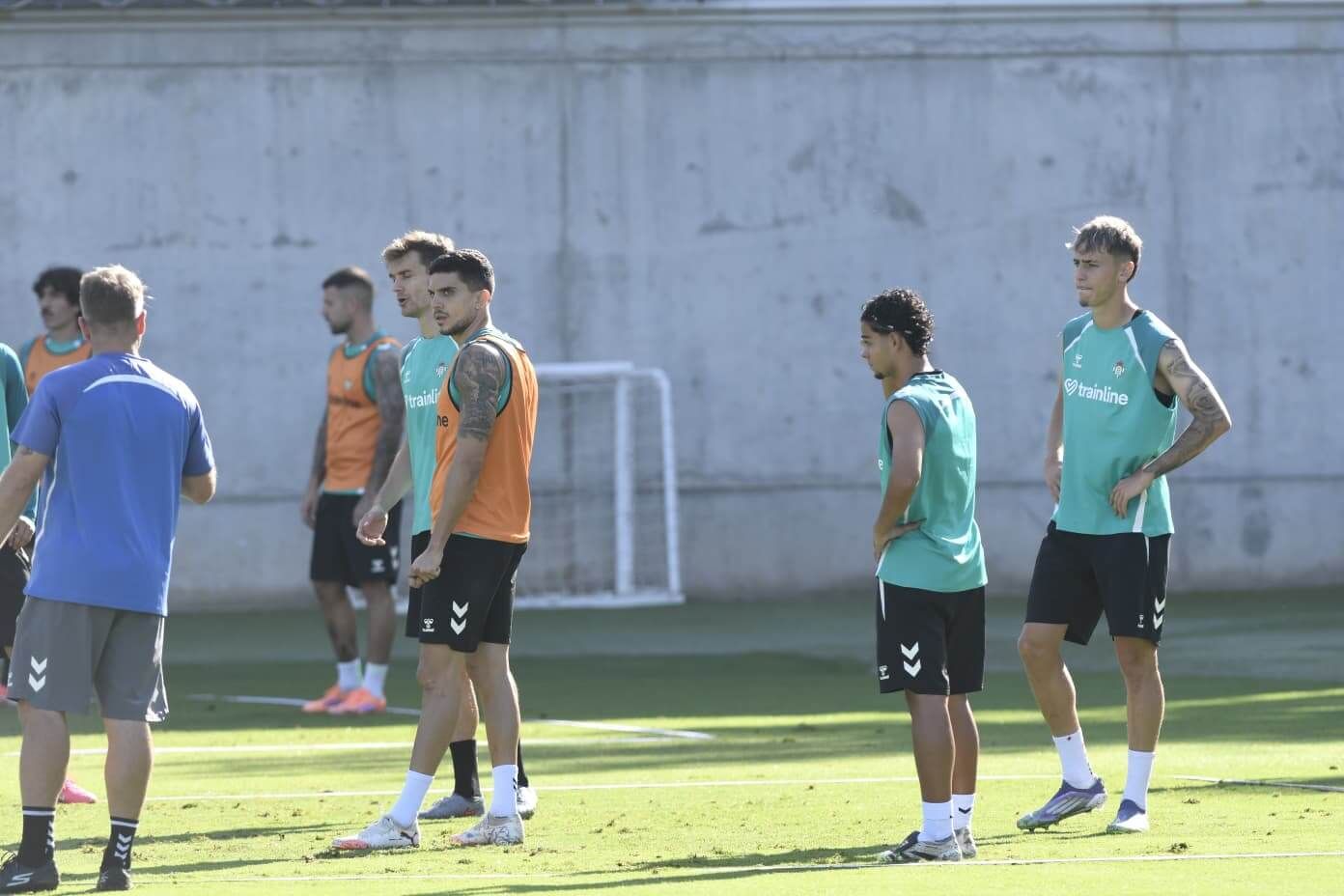  Diego Llorente y Marc Bartra, en el entrenamiento del jueves.