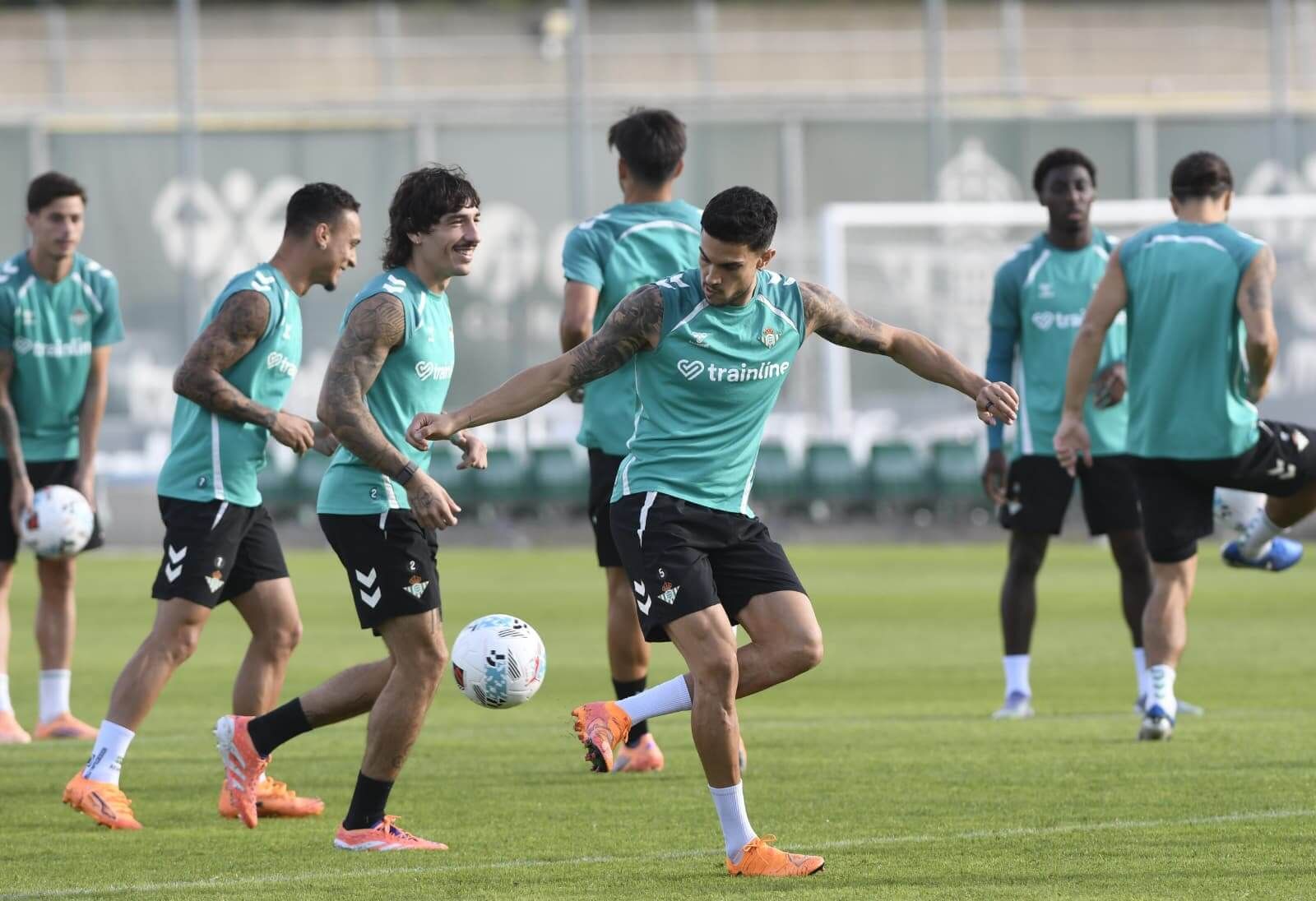  Héctor Bellerín y Marc Bartra, en el entrenamiento de este jueves.