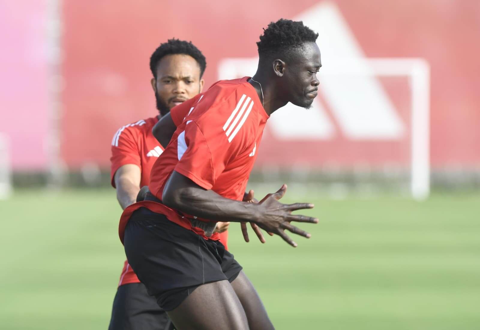  Akor Adams y Ejuke, entrenando con el Sevilla.