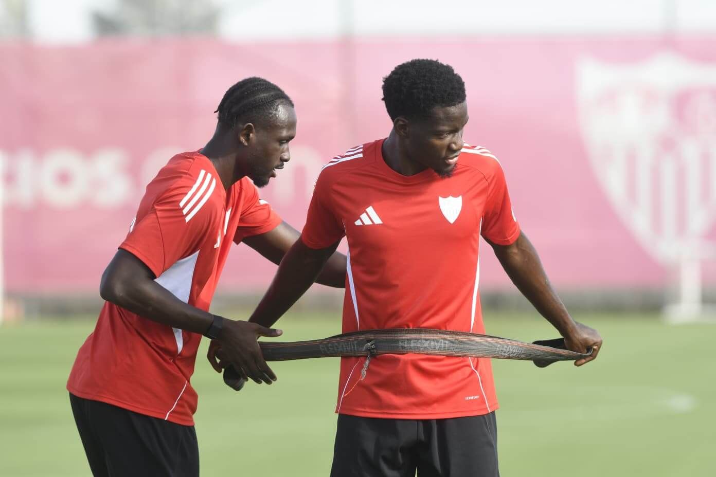 Nianzou y Agoumé, entrenando con el Sevilla.