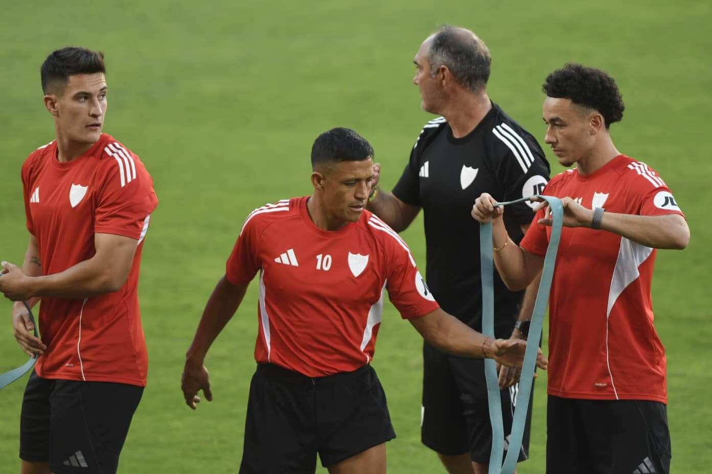  Alexis Sánchez y Rubén Vargas, entrenando en el Sánchez-Pizjuán.