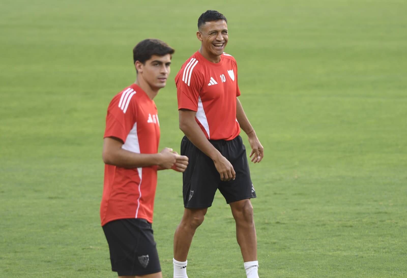 Alexis Sánchez y Juanlu, entrenando en el Sánchez-Pizjuán.
