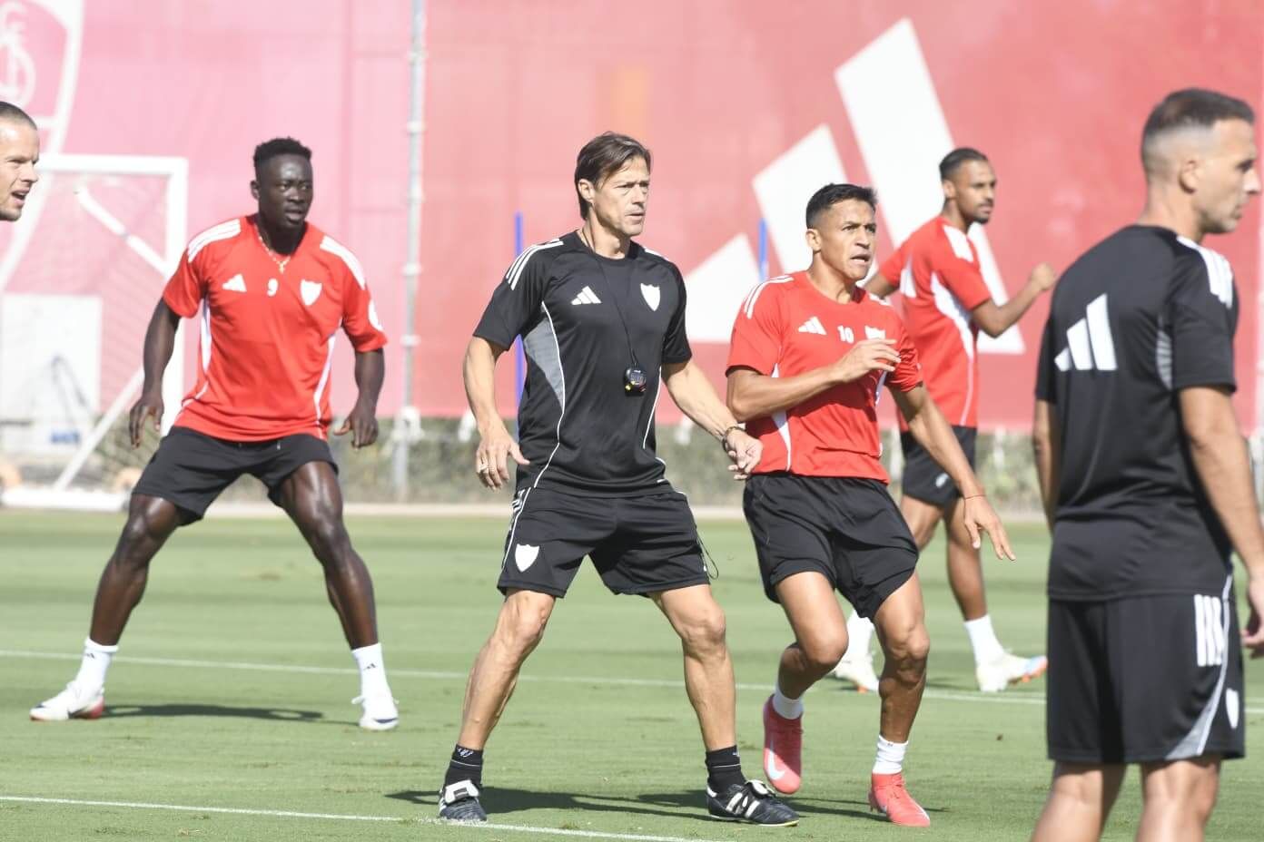  Almeyda y Alexis Sánchez, en el entrenamiento del viernes.